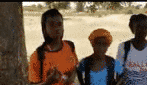 8 mars : 4 filles qui parcourent 7 km/j pour aller à l'école parlent à Macky Sall