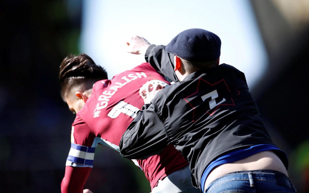 Un fan de Birmingham City agresse le capitaine d'Aston Villa en plein match