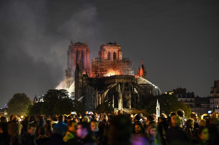 La France pleure Notre-Dame, des incertitudes sur la stabilité de la structure