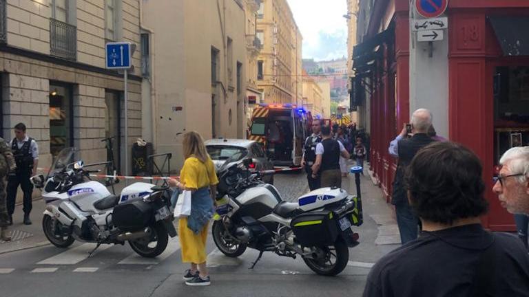 Explosion à Lyon : au moins 8 blessés, la piste du colis piégé privilégiée