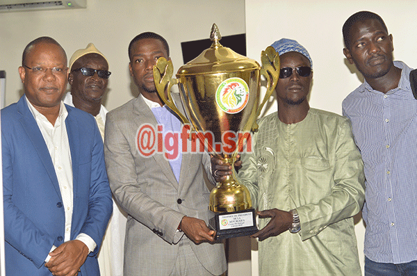 Teungueth Fc présente son trophée au Dg de GFM