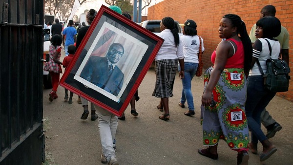 Le cercueil de Mugabe exposé au stade Rufaro pour l'adieu de ses partisans