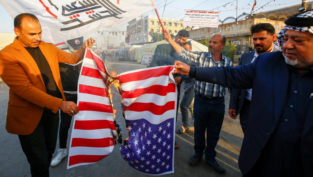 Frappes américaines en Irak: la foule prend d'assaut l'ambassade des États-Unis