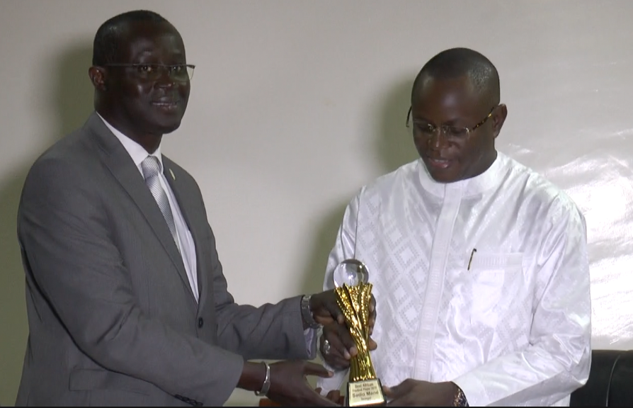 UCSA : le trophée de Sadio Mané présenté au Ministre des Sports