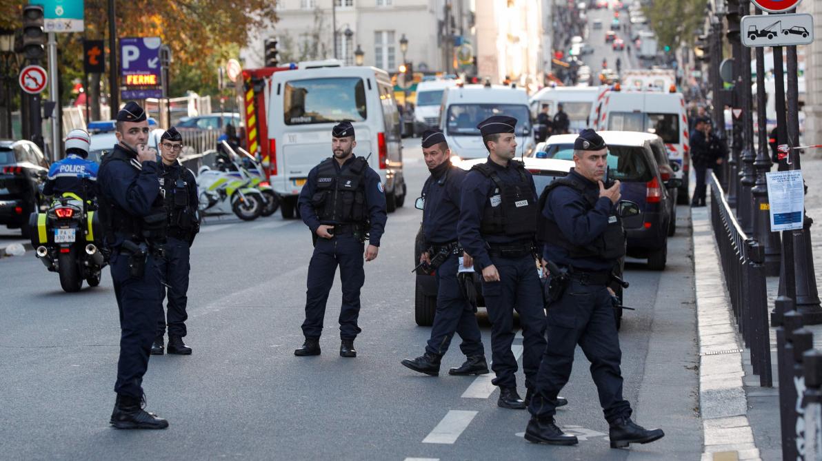 Au moins un mort dans une attaque au couteau près de Paris, l'assaillant abattu