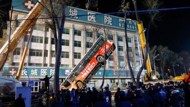 Chine : six morts après la chute d'un bus dans un gouffre
