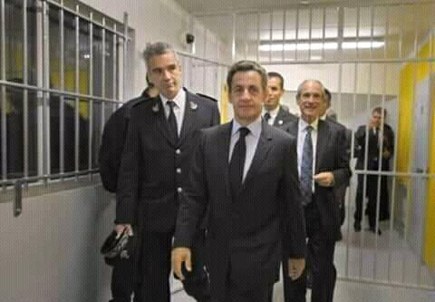 Sarkozy va passer sa première nuit au commissariat de Nanterre.