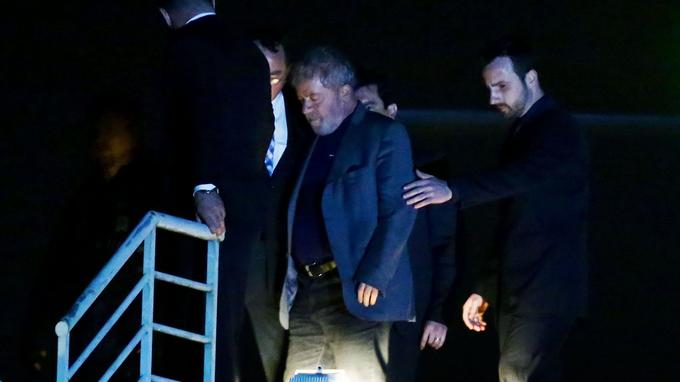 Brésil : Lula passe sa première nuit en prison