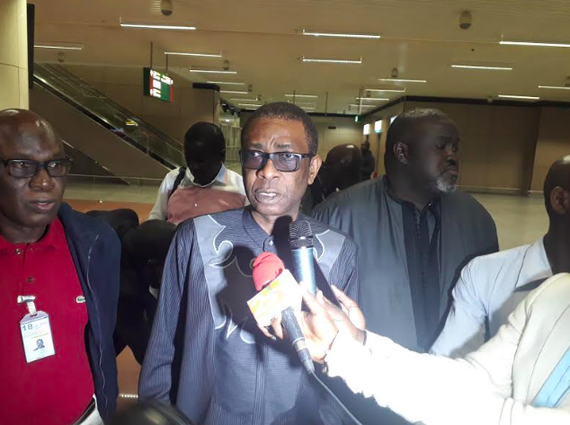 Youssou Ndour à sa descente d'avion - 
