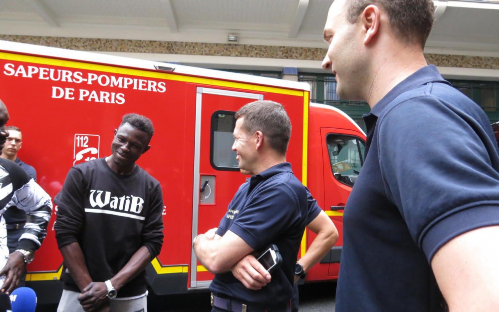Les premiers pas de Gassama chez les pompiers de Paris