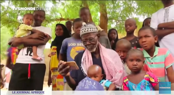 Mamoudou Gassama applaudi par sa famille au Mali