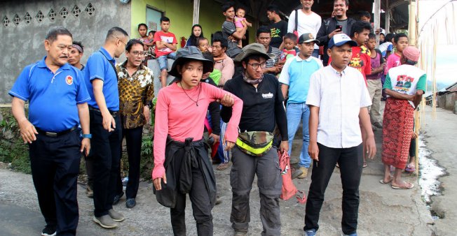 Indonésie : les touristes bloqués après un séisme, descendent du volcan