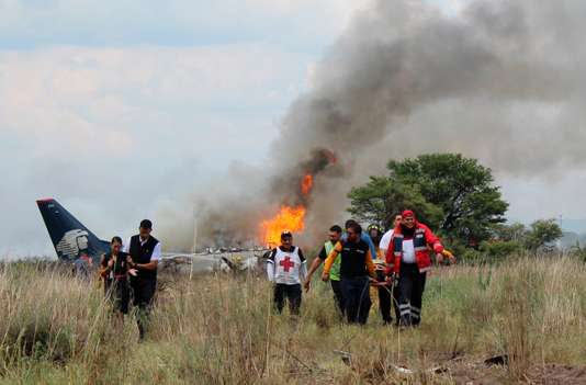 Mexique : un avion de ligne s’écrase au décollage, 85 blessés
