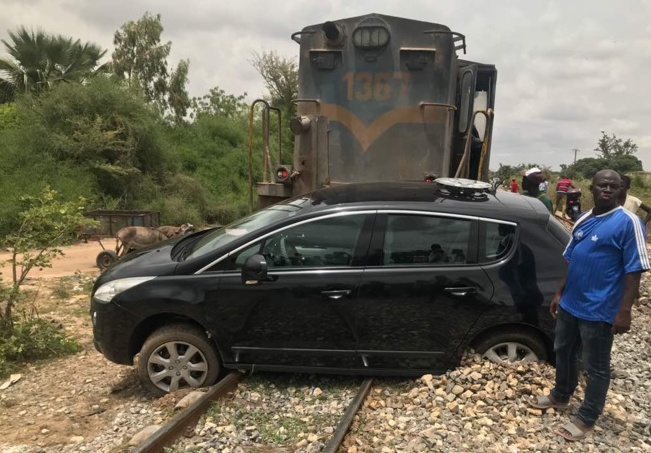 Thiès : Un véhicule traîné sur plusieurs mètres par le train