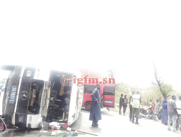 (images) - Accident sur la route de Thiés