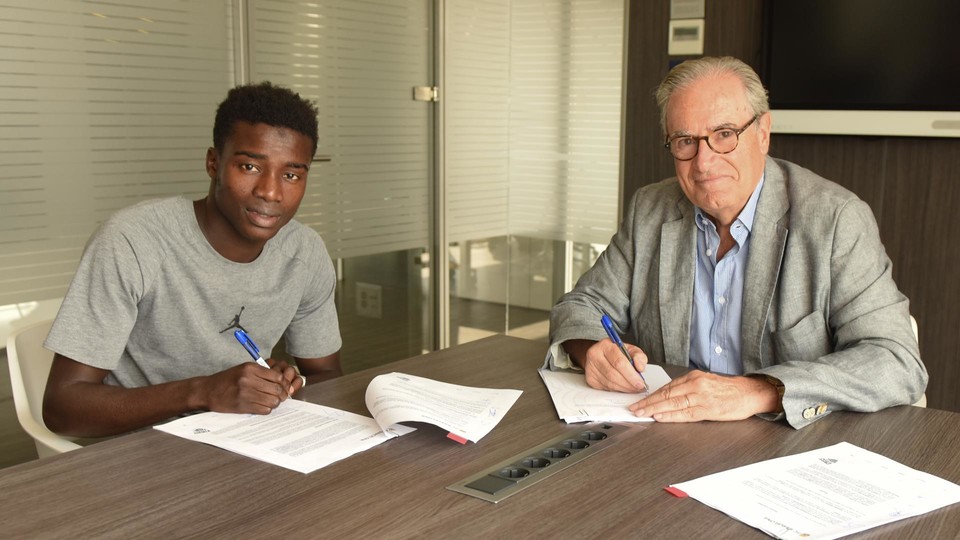 Moussa Wagué signe un contrat de 5 ans avec le FC Barcelone