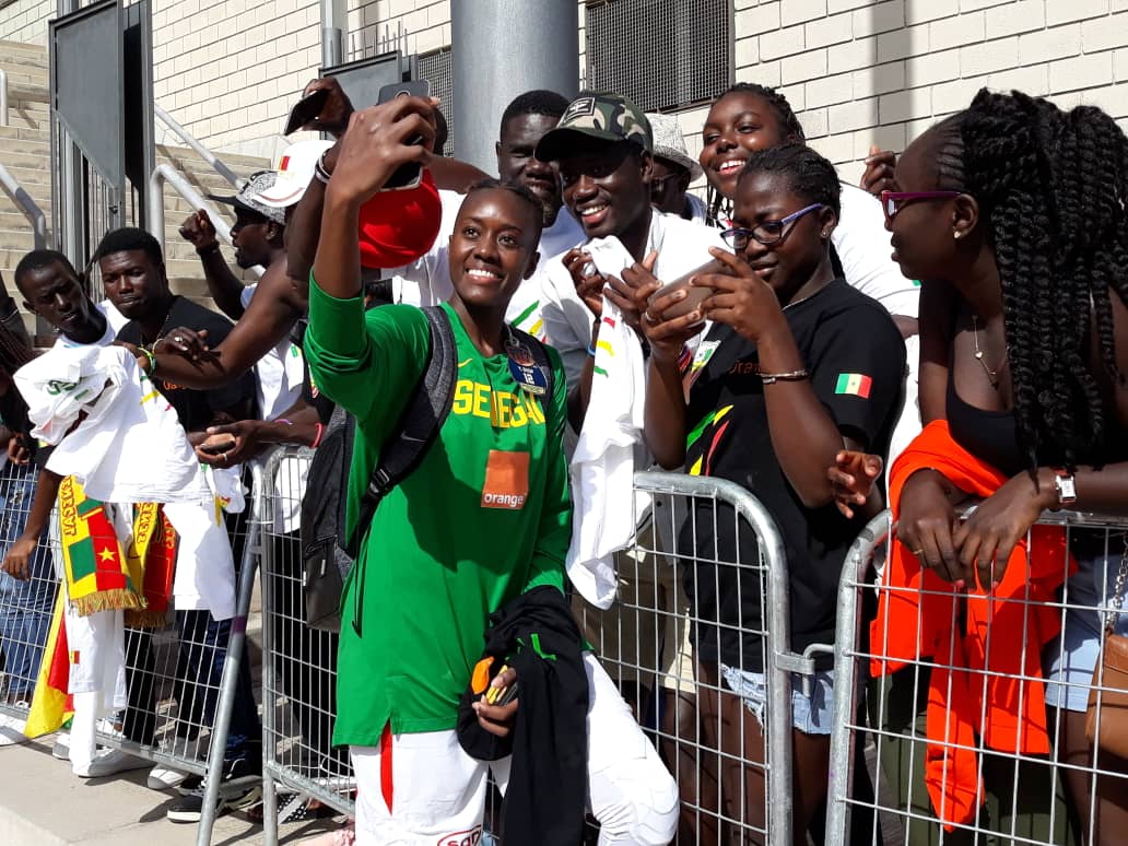 Mondial basket : autographes et selfies, les Lionnes stars à Tenerife