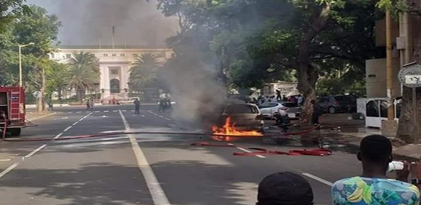 Une voiture prend feu près du palais Présidentiel
