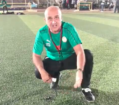 Régis Bogaert, le coach adjoint des Lions, inspecte la pelouse à Khartoum