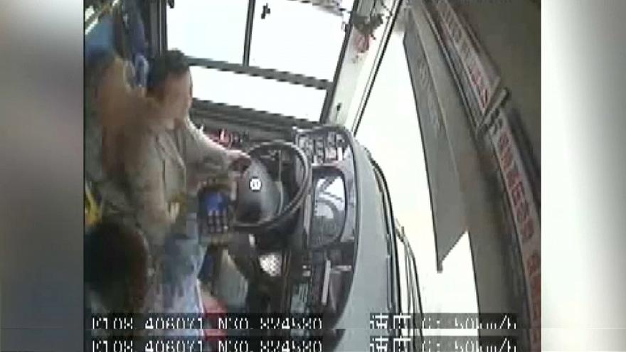 Vidéo- Chine : une passagère gifle le conducteur d'un bus et provoque un accident mortel