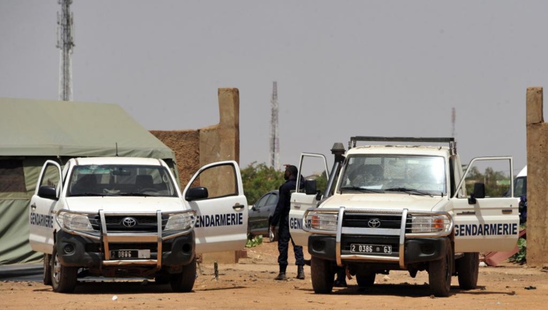 Burkina Faso: un véhicule de la gendarmerie saute sur une mine, cinq morts