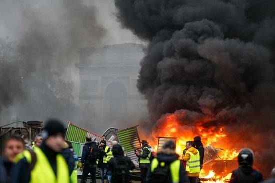 Gilets jaunes : 205 interpellations après les violences à Paris