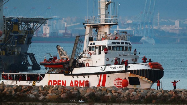 Espagne : un bateau accoste avec plus de 300 migrants à bord