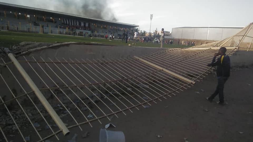 Images : le stade de Mbao saccagé