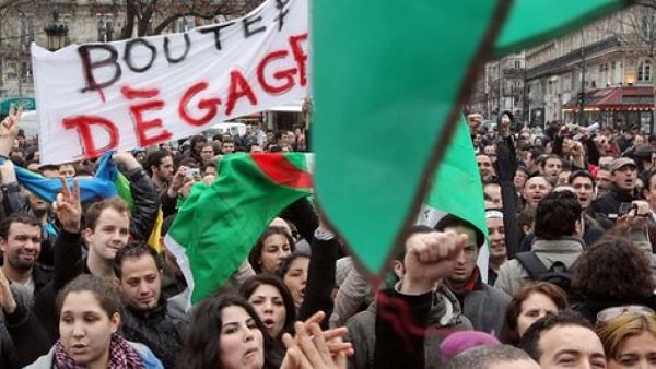 Des milliers de manifestants dans toute l'Algérie maintiennent la pression sur Abdelaziz Bouteflika
