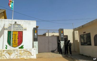 Fort B : Quand les gardes pénitentiaires se transforment en 
