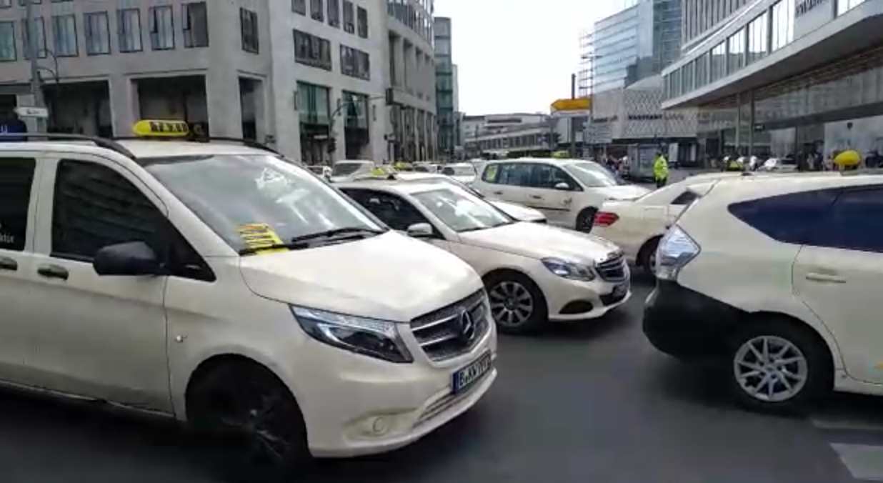 Concert de klaxons des taximen en colère à Berlin