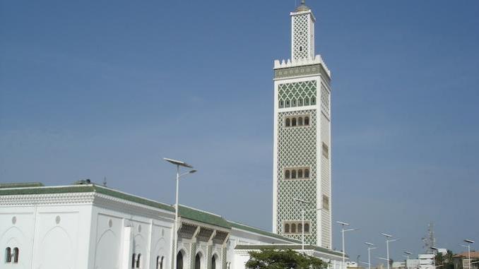 Grande mosquée : un étudiant tente de poignarder l'imam ratib