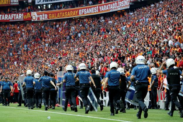 Turquie : des incidents éclatent lors du choc pour le titre entre Galatasaray et Basaksehir