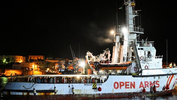 L’«Open Arms» accoste au port de Lampedusa