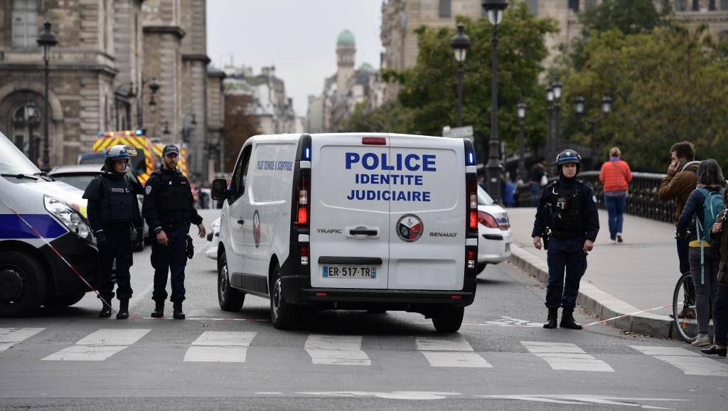 France : quatre policiers tués dans une attaque à l'arme blanche à Paris