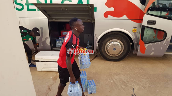 Entraînement des Lions : quand Sadio Mané décide de porter des packs d'eau pour soutenir les intendants