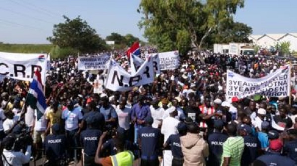 Des Gambiens demandent au président Barrow de quitter le pouvoir