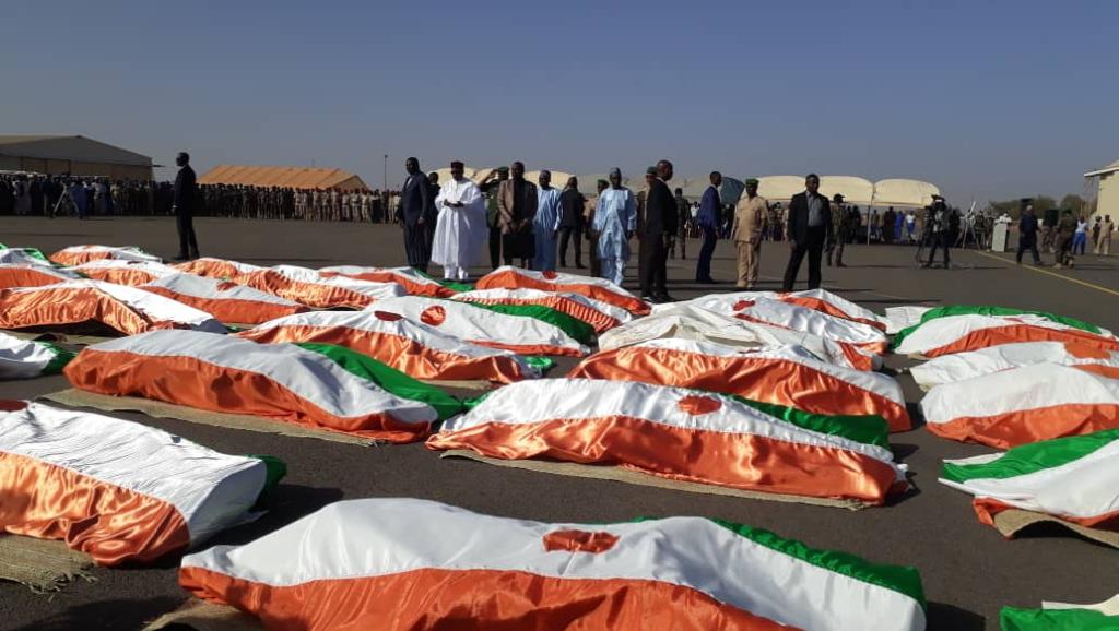 Niger: hommage du président Issoufou aux soldats morts à Inates