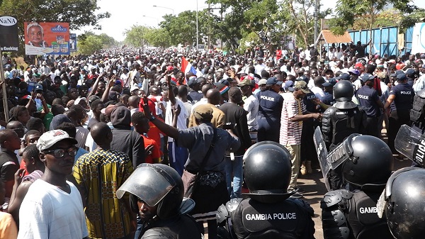La situation dégénère en Gambie : trois manifestants tués hier, le gouvernement dément
