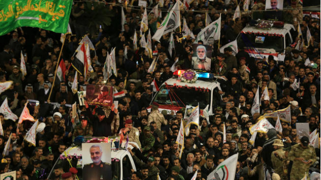 À Bagdad, une foule d'Irakiens aux funérailles du général iranien Soleimani