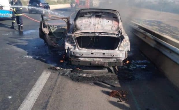 Autoroute à péage : Les images de la voiture de Baba Maal qui a pris feu