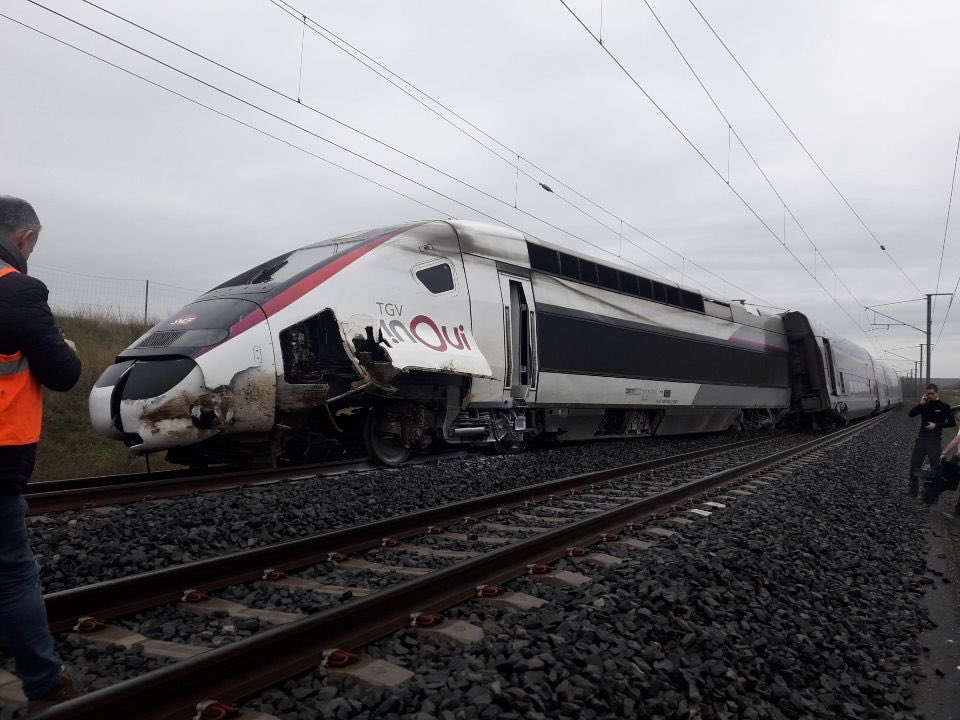France: la motrice d'un TGV Paris-Strasbourg déraille, au moins 20 blessés