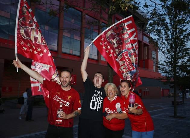 Premier League : la joie des supporters de Liverpool après le sacre des Reds