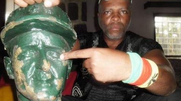 André Blaise Essama: le Camerounais en guerre contre la statue d'un héros de guerre français