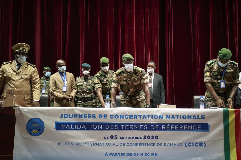 Concertations au Mali: adoption d\'une charte pour une transition de 18 mois