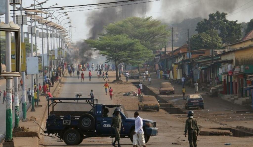 Présidentielle en Guinée: heurts à Conakry avant la fin du décompte officiel des voix