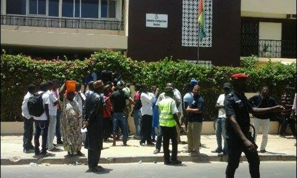 Dakar: Des Guinéens contestent les résultats de la Ceni et affrontent les forces de l’ordre devant leur ambassade