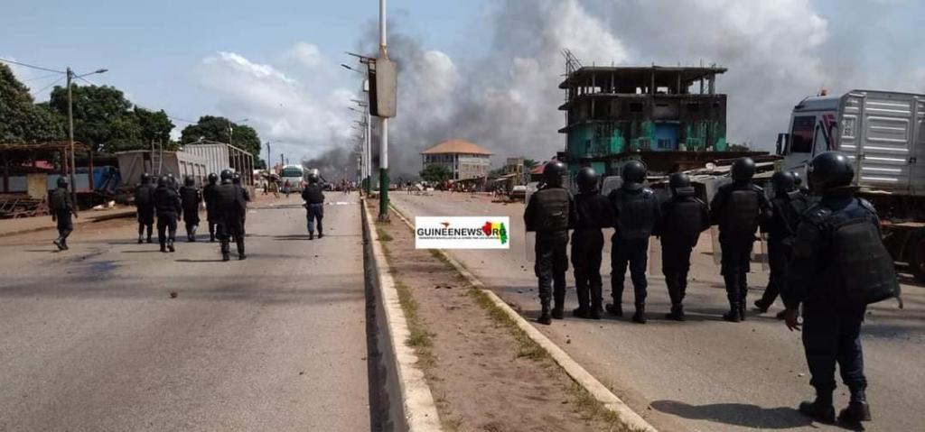 Guinée : Les manifestants lynchent un policier