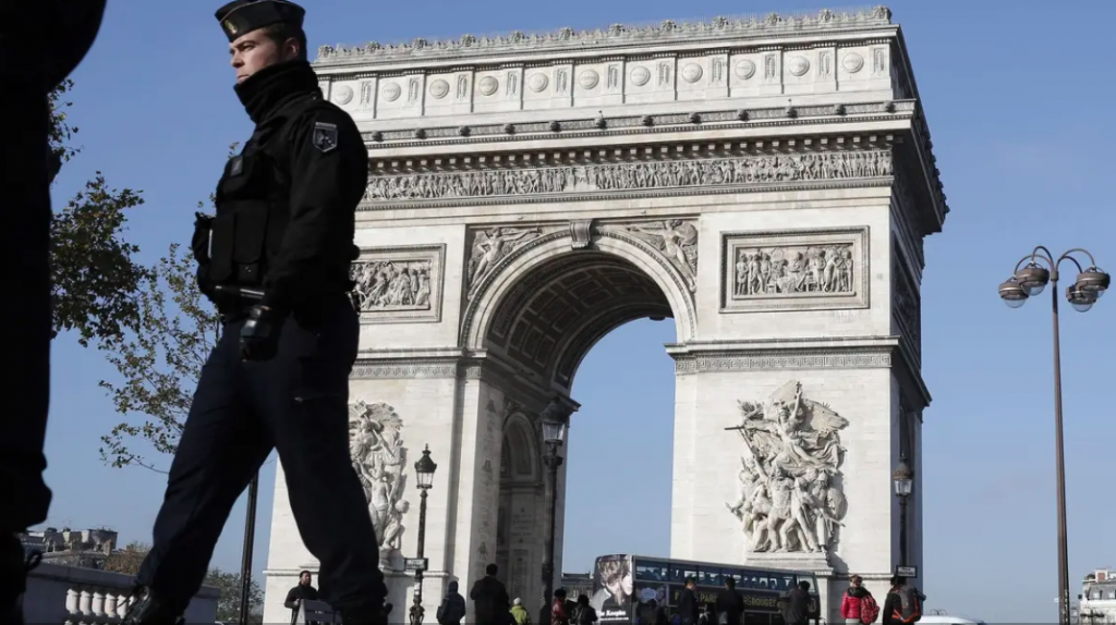 FRANCE: Alerte à la bombe à l’Arc de triomphe