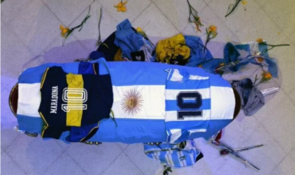 L'incroyable dernier hommage du peuple argentin à Diego Maradona (Images)